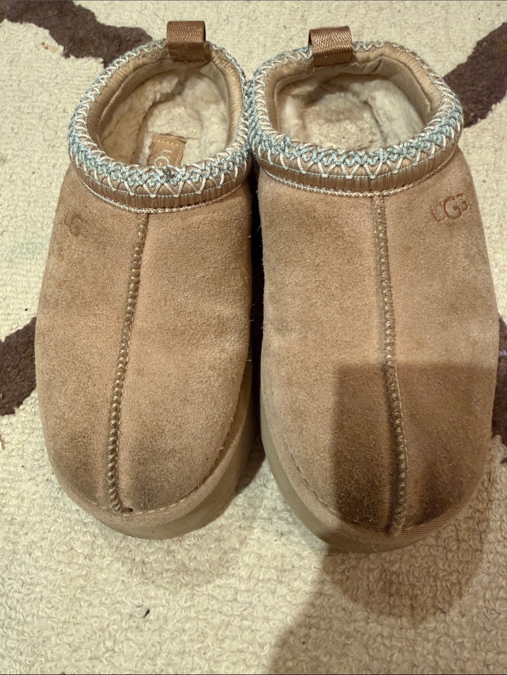 UGG Tazz platform, light blue embroidery